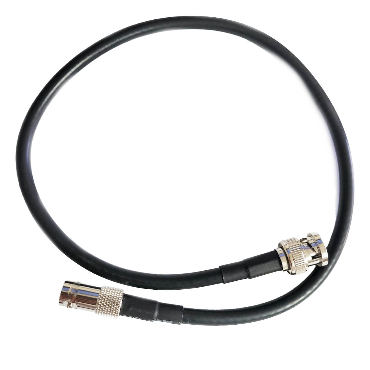 Un câble noir avec un connecteur métalliqueDescription générée automatiquement