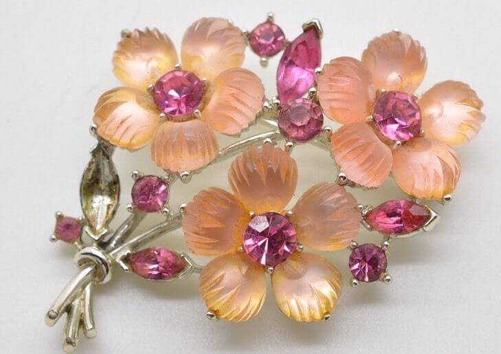 Vintage Flower Brooch made of lucite and rhinestones