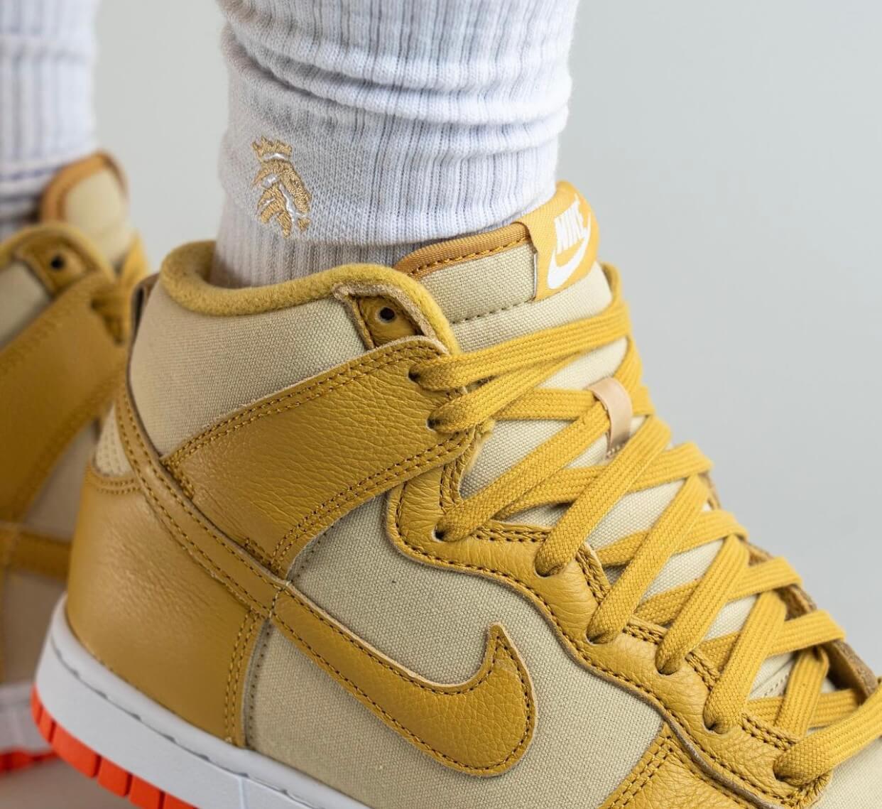 Nike Dunk "Gold Canvas"
