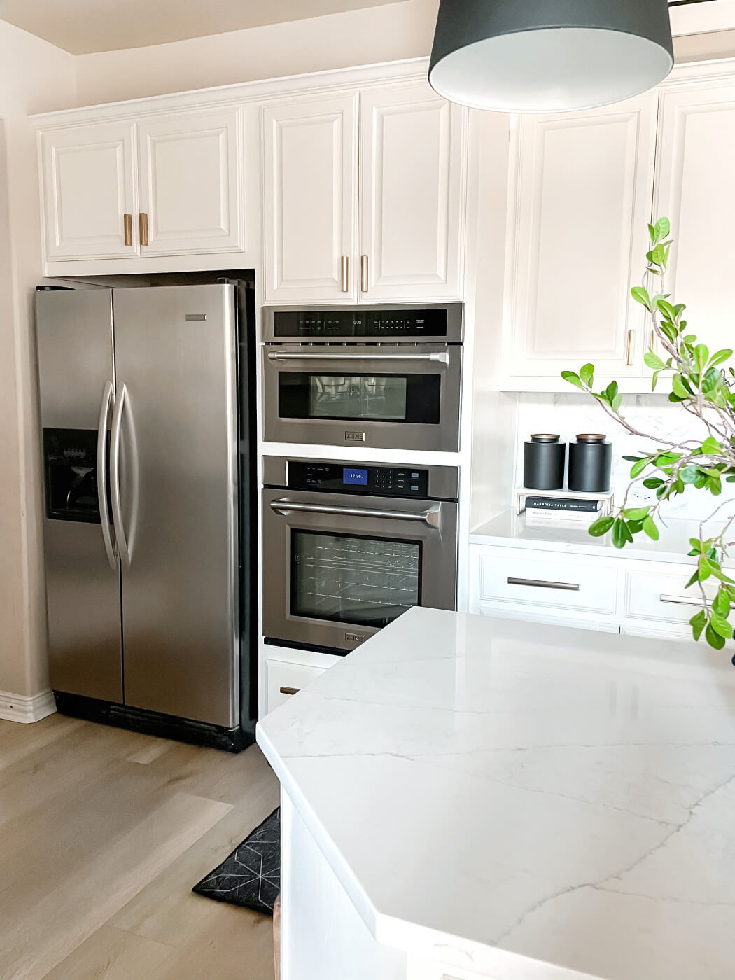zline_stainless_steel_30_in_built-in_convection_microwavn_oven_and_30_in_single_wall_oven_with_self_clean_2KP-MW30-AWS30_lifestyle