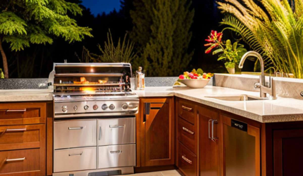 Outdoor Kitchen with lighting
