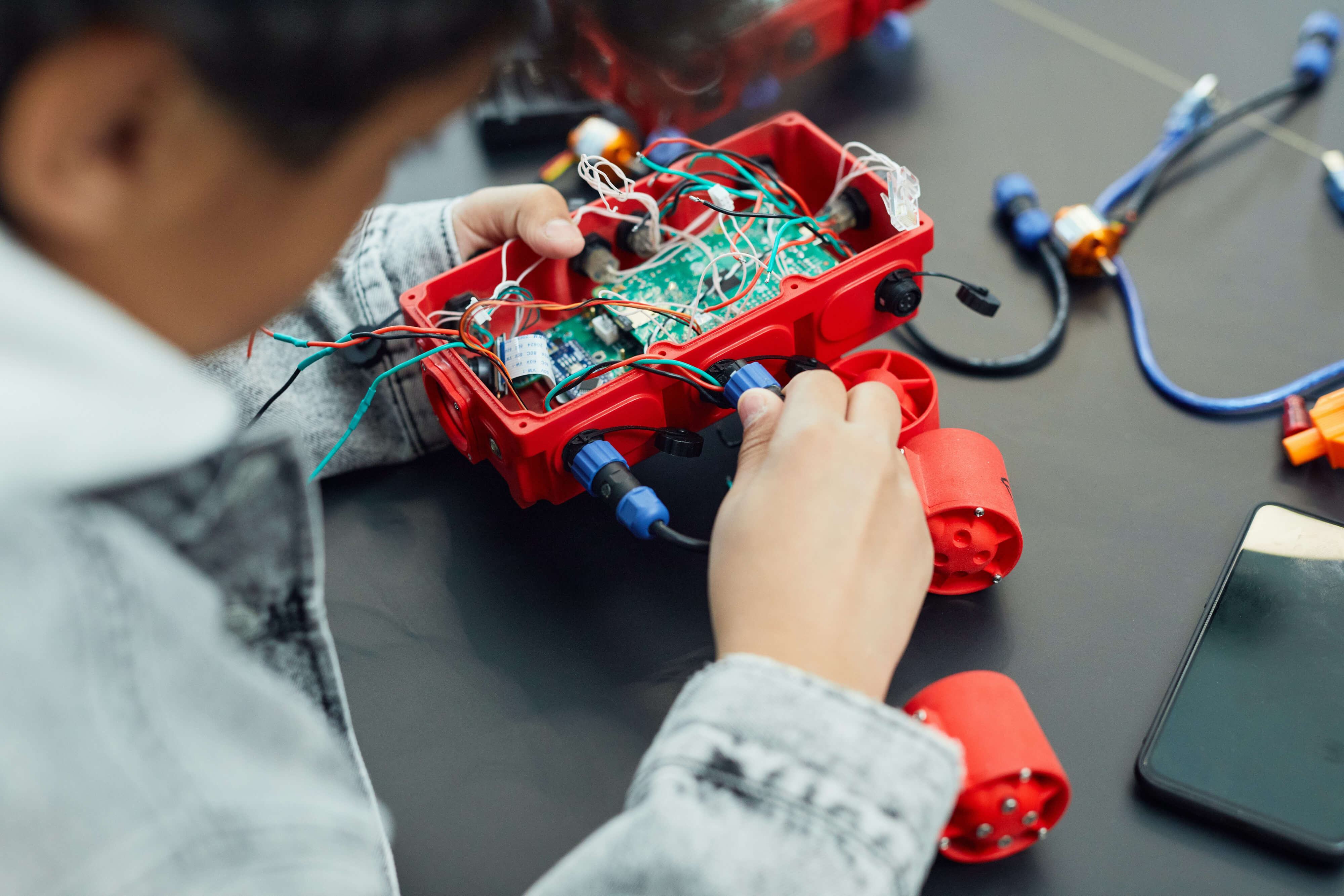 Child playing with a circuit kit