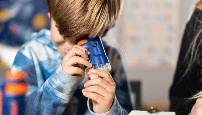 Child magnifying using the STEMscope