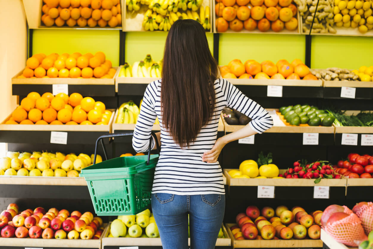 healthy- fruits -and- vegetables-dirty-dozen-clean-fifteen-produce-market-woman-shopping