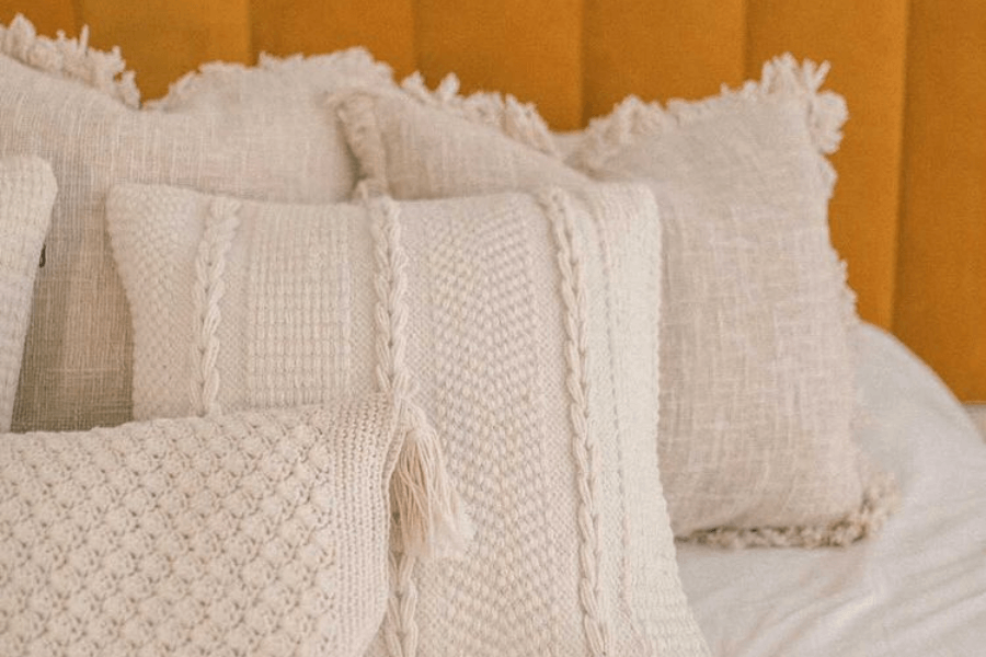 https://app.dropinblog.com/uploaded/blogs/34244401/files/how-to-arrange-throw-pillows-on-queen-size-bed.png
