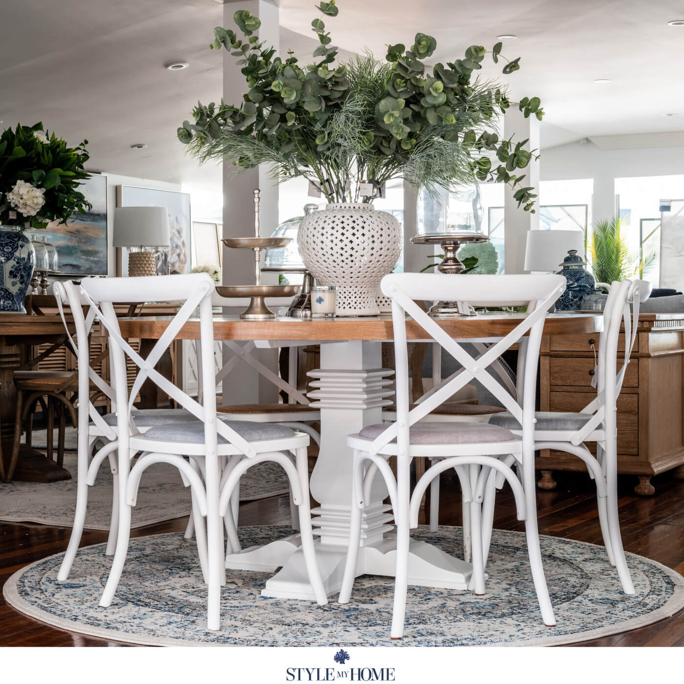 hamptons round dining table