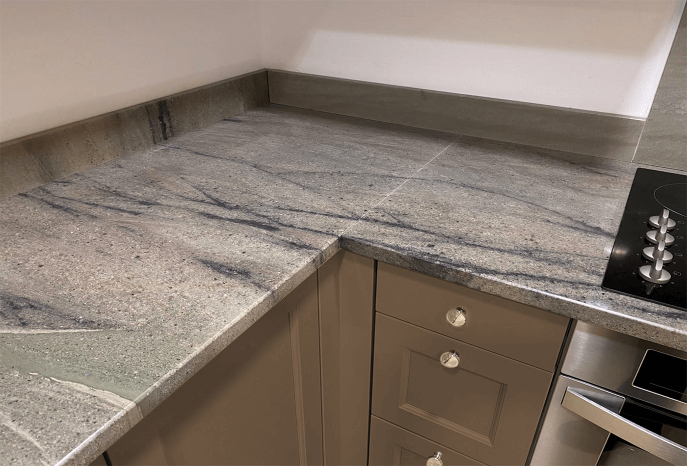 Get Remarkable Quartzite Stone that makes your Kitchen Looks Stunning