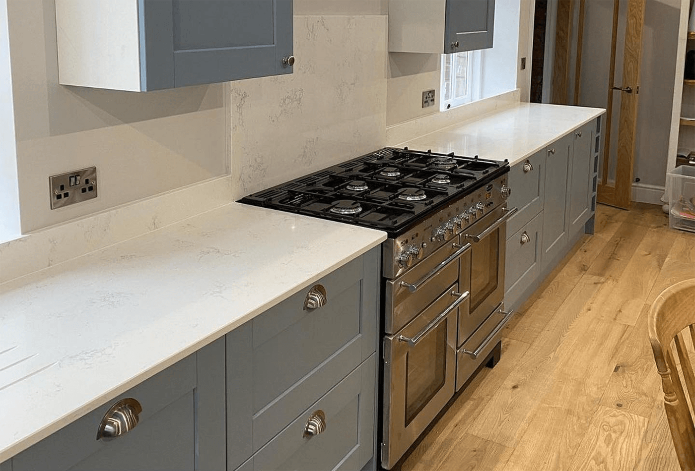 What colour complements a cashmere-coloured kitchen