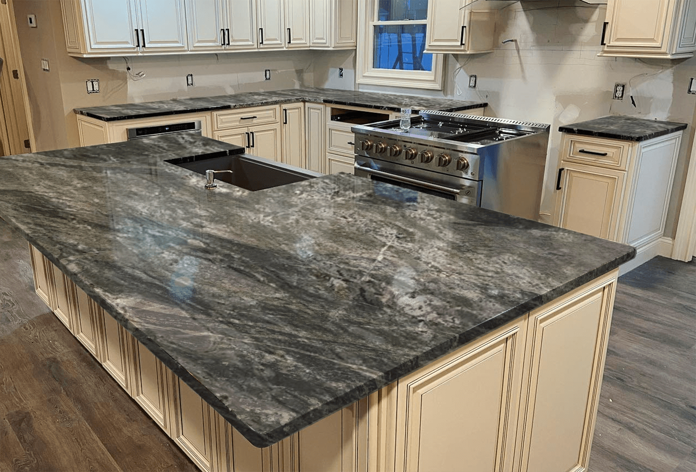 What kind of cabinets fits your Verde Foresta Lineal Granite stone
