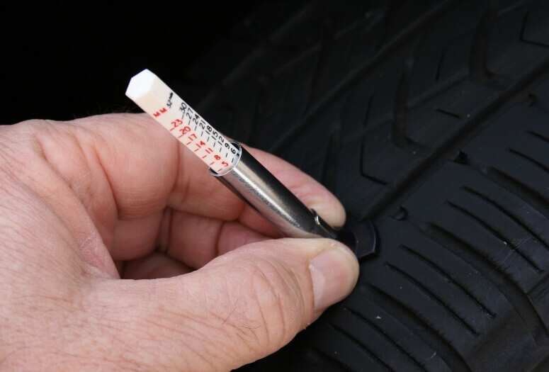 La profondeur de la bande de roulement des pneus